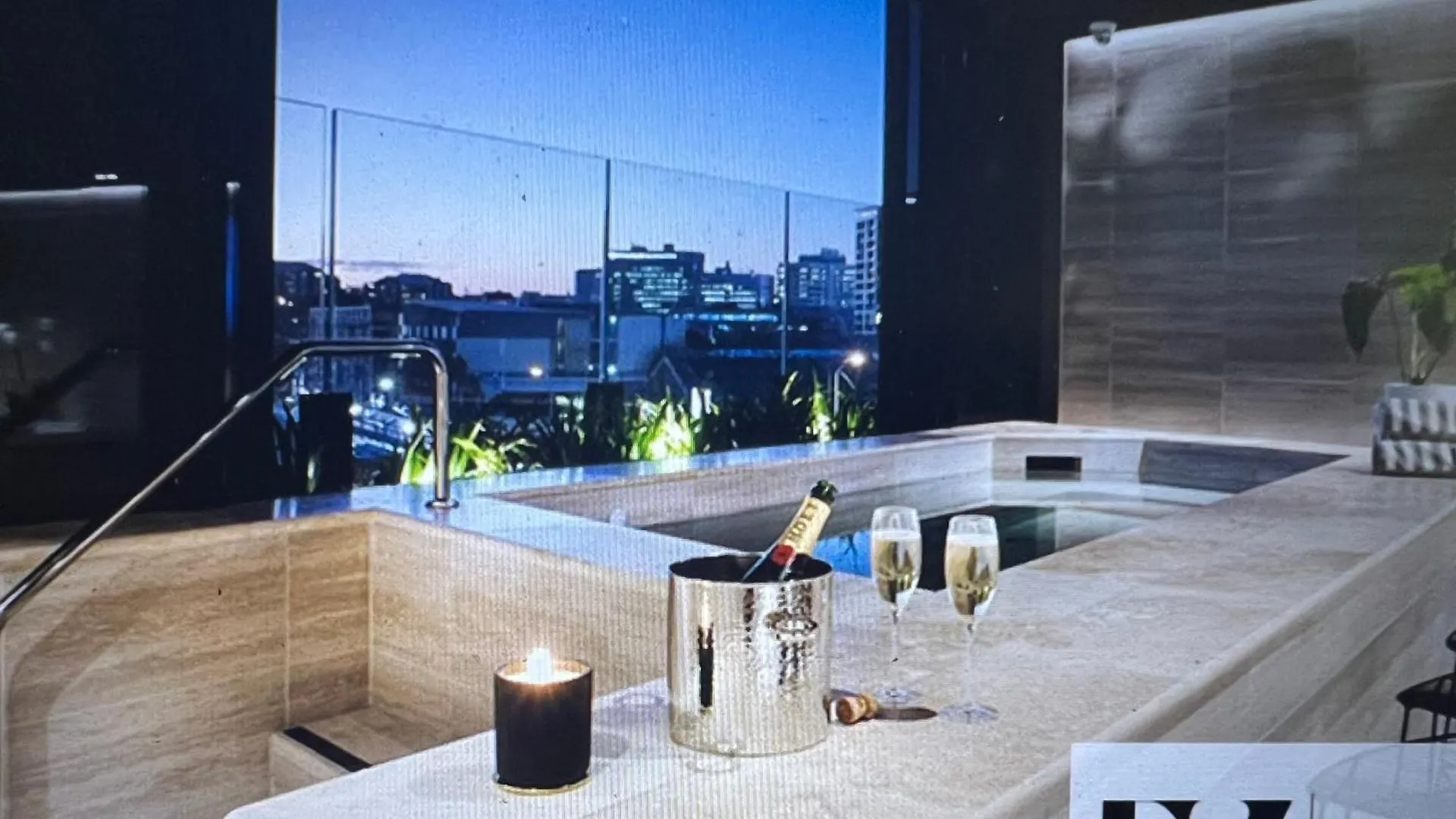 Apartmán Entire Flat W Infinity Pool And 5M Walk To Fort Valley Station Brisbane